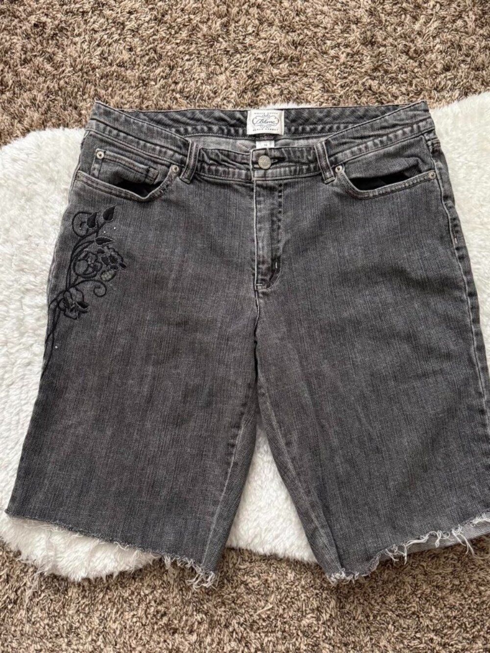 Y2k skater grunge alt girl grey distressed low rise jorts w floral embroidery